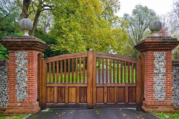 Mise en place de portes de garage et de portails robustes et élégants